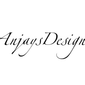 Puede incluir: Un logotipo escrito a mano en letra cursiva negra que dice "Anjays Designs".