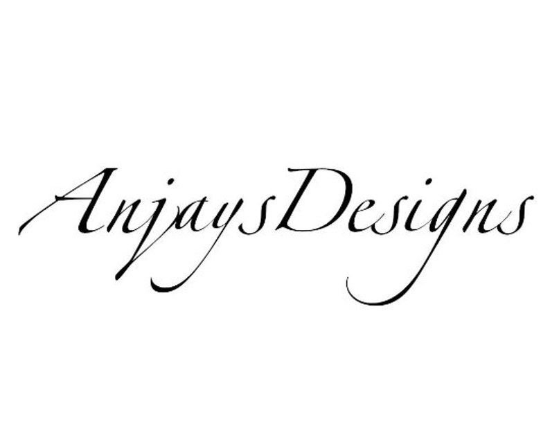 Puede incluir: Un logotipo escrito a mano en letra cursiva negra que dice "Anjays Designs".