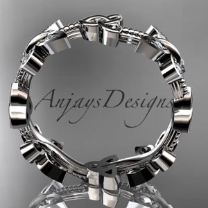 Puede incluir: Un anillo de plata con un dise&ntilde;o de nudo celta y peque&ntilde;os diamantes. El anillo est&aacute; engastado con un diamante m&aacute;s grande en el centro del nudo.