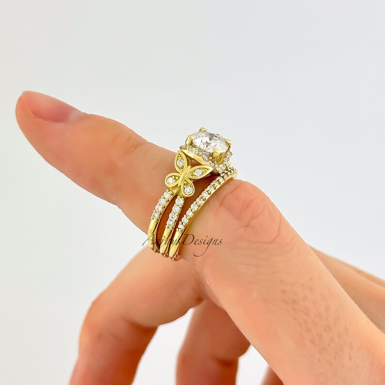 Gold engagement rings set