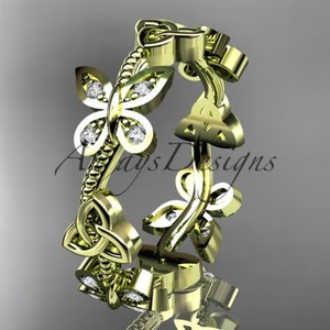 Puede incluir: Un anillo de oro con un dise&ntilde;o de nudo celta y un motivo de mariposa. El anillo est&aacute; engastado con peque&ntilde;os diamantes.