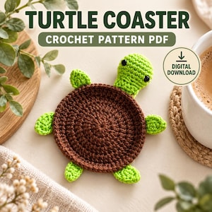 Könnte beinhalten: Eine Häkelanleitung für einen Schildkröten-Untersetzer als PDF mit braunem, kreisförmigem Panzer sowie hellgrünem Kopf und vier Flossen. Der Text lautet TURTLE COASTER CROCHET PATTERN PDF und DIGITAL DOWNLOAD mit Pfeilsymbol.