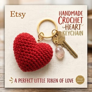 Puede incluir: Un llavero de corazón de ganchillo rojo unido a una anilla de metal dorado, con una llave dorada y un pequeño dije de piedra rosa translúcida. La tarjeta incluye el texto Etsy, HANDMADE CROCHET HEART KEYCHAIN y A PERFECT LITTLE TOKEN OF LOVE.