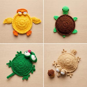 Könnte beinhalten: Eine Sammlung von vier handgefertigten Häkeltierdesigns. Die Designs umfassen eine gelbe Ente, einen grünen Frosch, eine braune Schildkröte und ein beiges Wesen mit einem Pilz. Jedes Tier ist aus Garn gefertigt und weist skurrile Details auf.