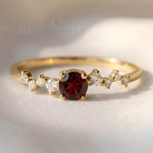 Verfijnde stapelring met robijn, ronde gouden ring met robijn, minimalistische sterling zilveren ring, dunne delicate band, eenvoudige edelsteenring, cadeau voor haar