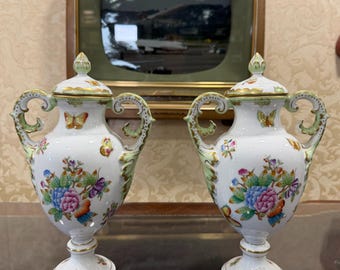 Antyczna para filiżanek Victoria, zestaw dekoracyjnych filiżanek o wysokości 26 cm, zachwycający eksponat w stylu vintage, elegancka dekoracja stołu, kolekcjonerski prezent do domu