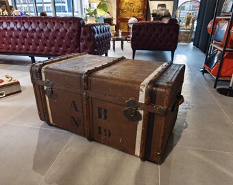 Baúl de viaje antiguo Gebruder Locher, cofre de vapor de finales del siglo XIX, detalles en bronce y cuero, pieza de decoración de gran valor histórico para fincas de lujo.