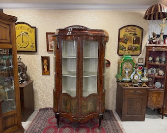 Vitrina antigua francesa de colección, estilo Vernis Martin, con doble puerta y herrajes de bronce, pieza de exhibición excepcional, en excelente estado para decoración de recibidor.