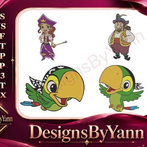 Può includere: Ricami digitali con pirati e pappagalli dei cartoni animati. I disegni includono una pirata in viola, un pirata e due pappagalli verdi con becchi gialli. Il logo DesignsByYann è in basso.