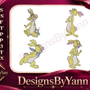Può includere: Quattro illustrazioni di cartoni animati di un coniglio giallo in varie pose. Il coniglio indossa un cappello marrone chiaro e una sciarpa blu in alcune immagini. Il design è incorniciato da un bordo bordeaux con il testo "DesignsByYann".