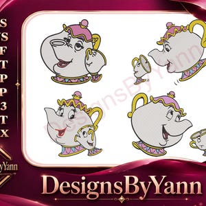 Puede incluir: Diseño de bordado con cuatro imágenes de una tetera de dibujos animados con una cara sonriente, un asa dorada y una corona rosa y dorada. La tetera tiene una taza a juego. Fondo blanco, borde rojo oscuro y texto "DesignsByYann".