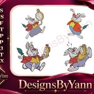 Può includere: Design di ricamo digitale con quattro illustrazioni del Bianconiglio di Alice nel Paese delle Meraviglie. Il coniglio è raffigurato in varie pose, con un orologio da tasca e un ombrello, vestito con un cappotto rosso, un gilet giallo e pantaloni blu. Include il testo "DesignsByYann".