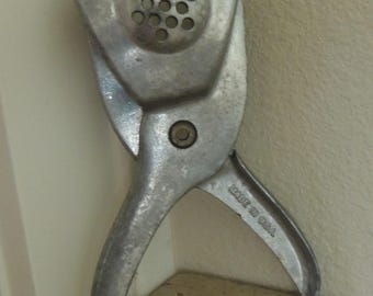 STAR LEMON SQUEEZER Vintage 6.25" Tall Metal Citrus Squeezer Midcentury Kitchen or Bar Tool Sturdy and Nice Made in U.S.A.