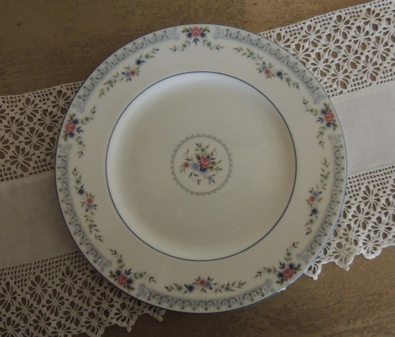 Wedgwood Guinevere dinner plate 10.75 inches 