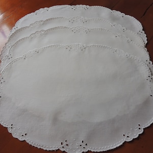 4 LINEN PLACEMATS Vintage White Scalloped Mats with Pretty Cutwork Trim About 12" by 18" Very Nice Summer Table Linens, Elegant Gift