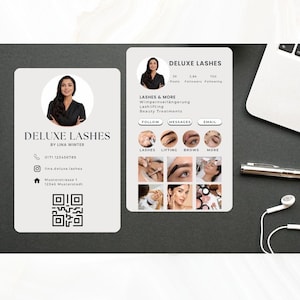 Könnte beinhalten: Zwei Visitenkarten mit dem Text "DELUXE LASHES" und einem Frauenporträt. Die Karten listen Dienstleistungen wie Wimpernlifting und Schönheitsbehandlungen, Kontaktinformationen und Social-Media-Handles auf. Ein Laptop und Kopfhörer sind im Hintergrund.