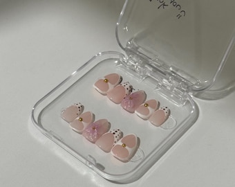 Extensiones de uñas postizas cortas con forma de flor 3D color almendra, detalles dorados, hechas a mano. Tamaño: Mediano.