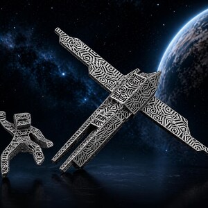Puede incluir: Una escultura geométrica plateada de una nave espacial y una pequeña figura sobre un fondo espacial y un planeta. La nave espacial tiene un diseño en forma de cruz con patrones intrincados. La figura también es plateada y geométrica.