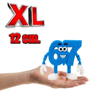 Könnte beinhalten: Ein blaues, animiertes Spielzeug mit der Zahl 67, etwa 12 cm hoch, mit einem lächelnden Gesicht, weißen Handschuhen und Schuhen. Das Bild enthält auch den Text "XL" in Rot und Silber sowie "12 cm." in Rot.
