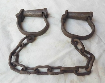 Esposas de pierna de hierro antiguo, hechas a mano, de cadena pesada, con cerradura y llave.