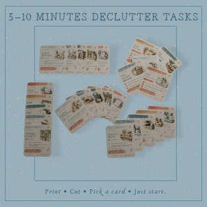 Könnte beinhalten: Eine Sammlung rechteckiger Aufgabenkarten mit dem Titel 5-10 MINUTES DECLUTTER TASKS, die Illustrationen und Anleitungen zur Haushaltsorganisation enthalten. Die Karten sind in Gruppen angeordnet, mit dem Text Print • Cut • Pick a card • Just start.