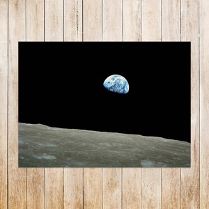Print van de maan en horizon bij zonsopgang, vintage archiefafbeelding van het ruimteprogramma - Canvas wanddecoratie voor je studiekamer.