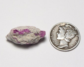 Ruby-Violet Red Beryl on white Rhyolite, from the Wah Wah Mountains, Utah. natural, 10 x 22 x (6.6-10) mm, Weight: 13.5 ct, rare. (s10221)