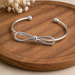 Pulsera tipo brazalete con nudo de lazo de plata de ley / Brazalete delicado ajustable / Regalo para el Día de la Madre