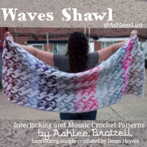 Può includere: Uno scialle all'uncinetto colorato con un motivo a onde. Lo scialle è realizzato con una varietà di colori, tra cui rosa, blu, viola e bianco. Il testo "Waves Shawl" e "Interlocking and Mosaic Crochet Patterns by Ashlee Brotzell" è visibile nell'immagine.