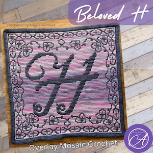 Puede incluir: Una pieza cuadrada tejida a ganchillo con una gran letra "H" estilizada en gris oscuro sobre un fondo de rayas rosas, moradas y grises. El borde presenta un patrón floral. También se ve el texto "Beloved H" y "Overlay Mosaic Crochet".