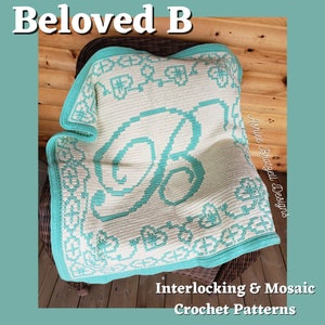 Puede incluir: Una manta de bebé de ganchillo con una gran letra "B" en el centro. La manta es blanca con un borde turquesa y una letra turquesa. La manta está en una silla de mimbre. El texto "Beloved B" está en la parte superior de la imagen y "Interlocking & Mosaic Crochet Patterns" está en la parte inferior de la imagen.