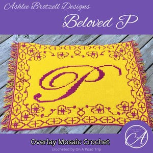Puede incluir: Una manta de crochet amarilla con una "P" morada en el centro. La manta tiene un borde de pequeñas flores moradas. El texto "Beloved P" y "Overlay Mosaic Crochet" es visible en la imagen.