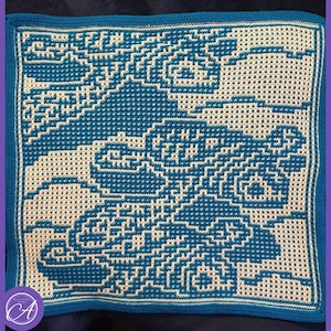 Op de afbeelding: Een vierkant, handgehaakt kleed met een gedetailleerd wolkenontwerp in tinten van blauwgroen en crème. Het kleed heeft een blauwgroene rand en een herhalend patroon van gestileerde wolken. De algehele esthetiek is een mix van moderne en traditionele haaktechnieken.