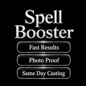 Pode incluir: Gráfico digital com as palavras "Spell Booster" em fonte prateada brilhante. Abaixo, três botões retangulares dizem "Fast Results", "Photo Proof" e "Same Day Casting" em uma fonte semelhante, tudo em um fundo preto.
