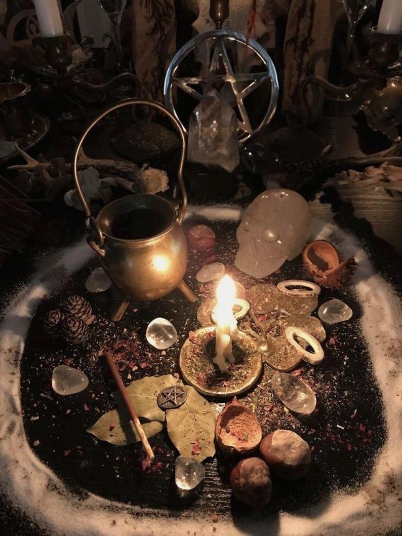 K&ouml;nnte beinhalten: Eine mystische Szene mit einem kleinen Messingkessel, einer brennenden Kerze und einem Pentagramm. Klare Quarzkristalle, getrocknete Kr&auml;uter und andere rituelle Gegenst&auml;nde sind auf einer dunklen Oberfl&auml;che angeordnet, was eine spirituelle Atmosph&auml;re schafft.