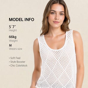 Puede incluir: Una camiseta sin mangas blanca de punto abierto con cuello redondo. La parte superior la lleva una persona. La imagen incluye el texto "MODEL INFO" con la altura del modelo de 5'7" y el peso de 66 kg. El texto adicional incluye "Soft Feel", "Style Booster" y "Chic Colorblock".