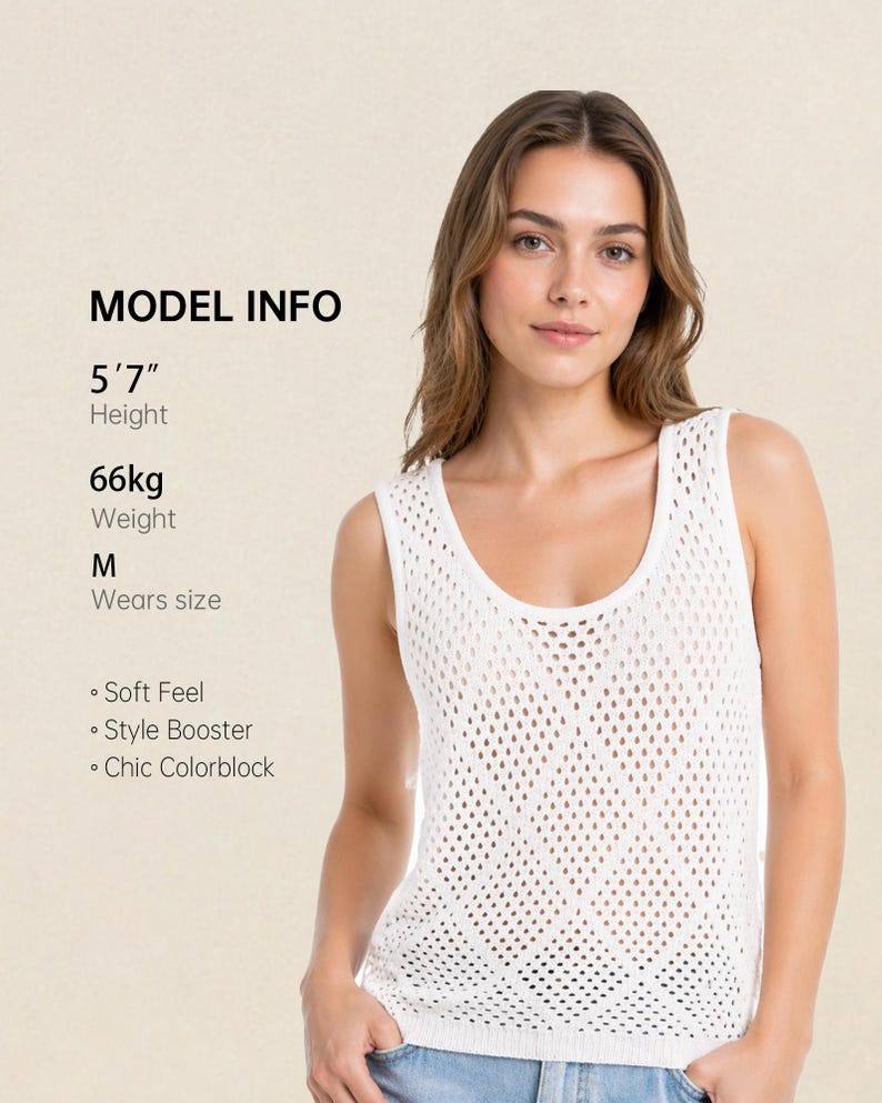 Puede incluir: Una camiseta sin mangas blanca de punto abierto con cuello redondo. La parte superior la lleva una persona. La imagen incluye el texto "MODEL INFO" con la altura del modelo de 5'7" y el peso de 66 kg. El texto adicional incluye "Soft Feel", "Style Booster" y "Chic Colorblock".
