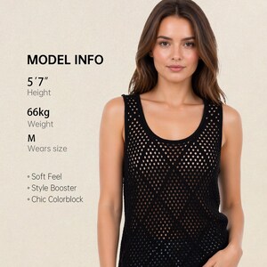 Pode incluir: Top preto de malha aberta com decote redondo. A imagem inclui o texto "MODEL INFO" com a altura da modelo de 170 cm e o peso de 66 kg. O texto adicional inclui "Soft Feel", "Style Booster" e "Chic Colorblock".