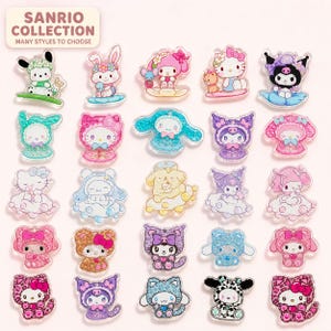 Könnte beinhalten: Eine Sammlung von fünfundzwanzig Acryl-Anhängern mit Sanrio-Charakteren wie Hello Kitty, My Melody, Kuromi, Cinnamoroll und Pompompurin in verschiedenen Outfits. Der Text SANRIO COLLECTION MANY STYLES TO CHOOSE steht oben links.