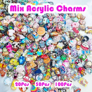 Puede incluir: Una gran colección de dijes acrílicos coloridos con varios personajes de dibujos animados, alimentos y formas. La imagen incluye el texto Mix Acrylic Charms, 20pcs, 50pcs y 100pcs. Estas piezas decorativas pequeñas y planas están dispuestas en un montón.