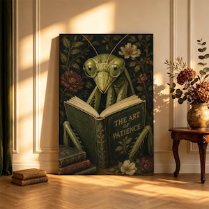 Può includere: Una stampa artistica da parete verticale raffigurante una mantide religiosa verde con occhiali tondi intenta a leggere un libro aperto verde scuro intitolato THE ART OF PATIENCE. L'illustrazione include motivi floreali e libri impilati.