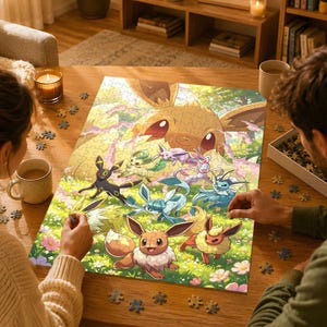 Peut inclure: Un puzzle représentant une illustration colorée de divers personnages de l'évolution d'Évoli dans un champ herbeux avec des fleurs, incluant Évoli, Aquali, Voltali, Pyroli, Mentali, Noctali, Phyllali, Givrali et Nymphali, avec un grand visage d'Évoli.