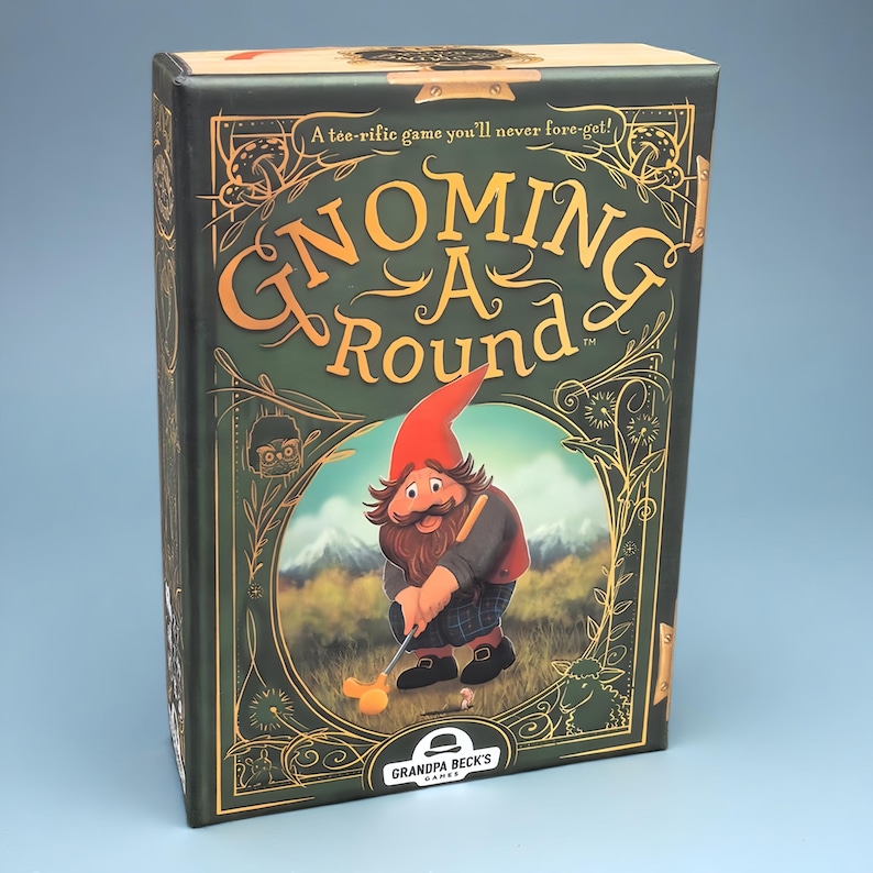 K&ouml;nnte beinhalten: Eine rechteckige Spieleschachtel mit dem Titel Gnoming A Round, dunkelgr&uuml;nem Hintergrund und goldenen Zierr&auml;ndern. In der Mitte ist ein Gnom beim Golfspielen abgebildet. Der Text lautet A tee-rific game you'll never fore-get!