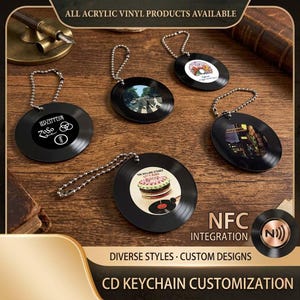 Könnte beinhalten: Schwarze CD-Schlüsselanhänger mit Albumcovern von Bands wie Led Zeppelin und The Rolling Stones. Jeder Schlüsselanhänger hat eine silberne Kette. Der Text "CD KEYCHAIN CUSTOMIZATION" und "NFC INTEGRATION" ist ebenfalls enthalten.