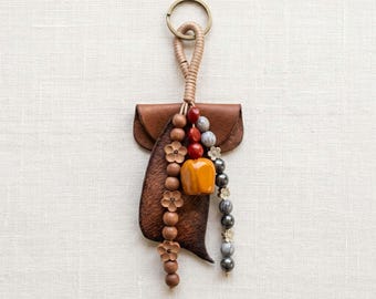 Colgante para bolso de madera y cuero hecho a mano, llavero bohemio con cuentas florales talladas, adorno zen Wabi Sabi, regalo para ella, accesorio para bolso