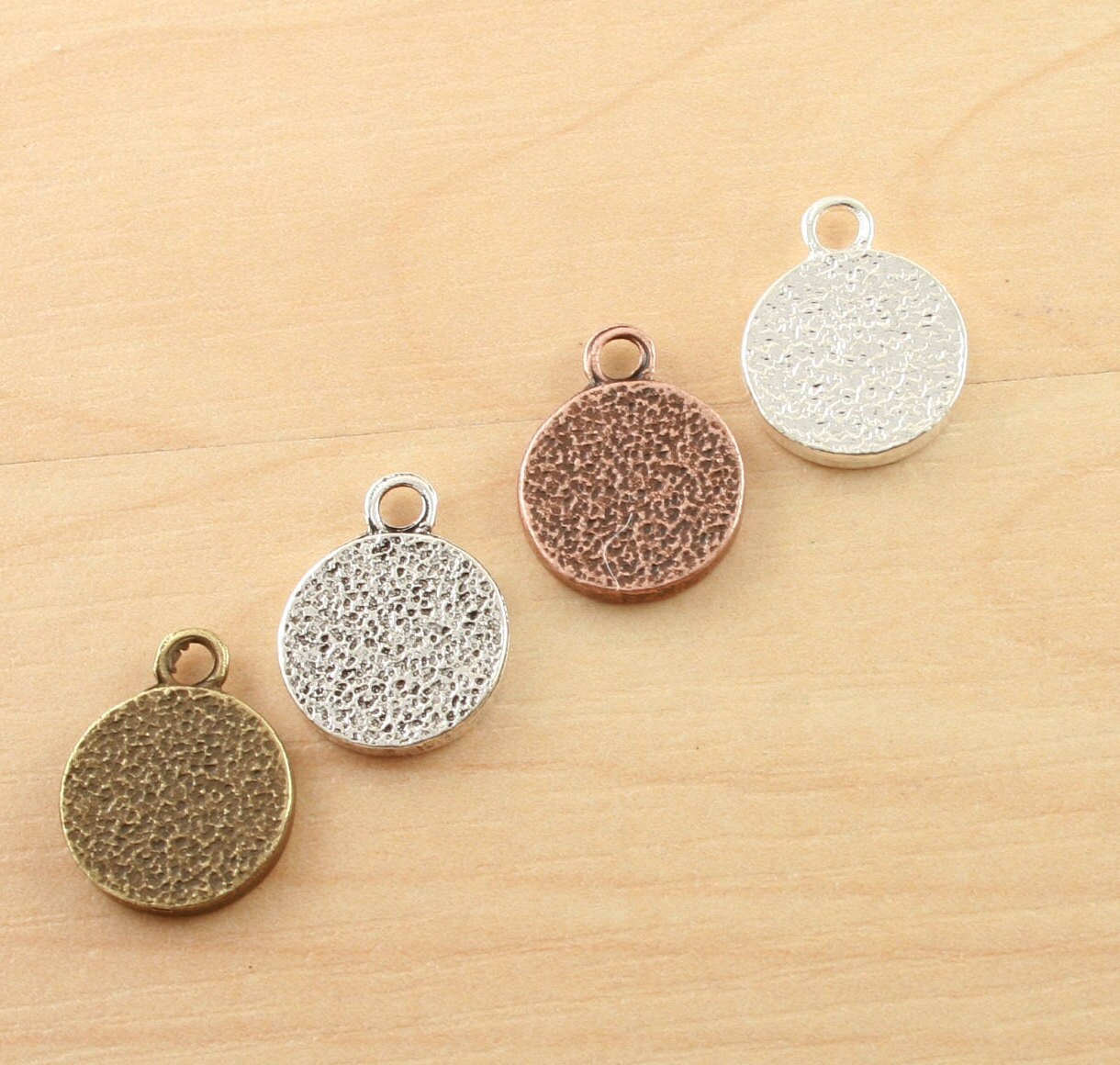 Small Rund Charm 10 STURDY Tiny Round Charms, TAG Style -ALLOY. ~12mm. Silver, Antique ...
