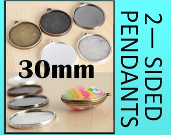 Könnte beinhalten: Zweiseitige Anhänger mit einem Durchmesser von 30 mm. Die Anhänger sind aus Metall und haben eine runde Form. Sie sind in verschiedenen Farben erhältlich, darunter Silber, Gold und Schwarz.