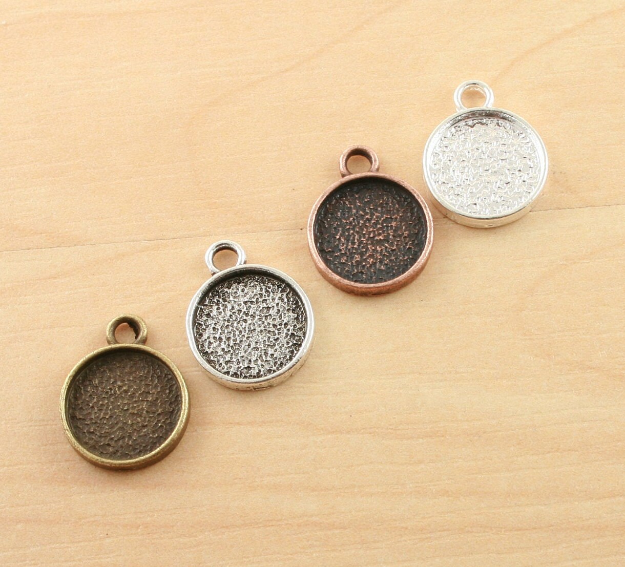 Small Rund Charm 10 STURDY Tiny Round Charms, TAG Style -ALLOY. ~12mm. Silver, Antique ...