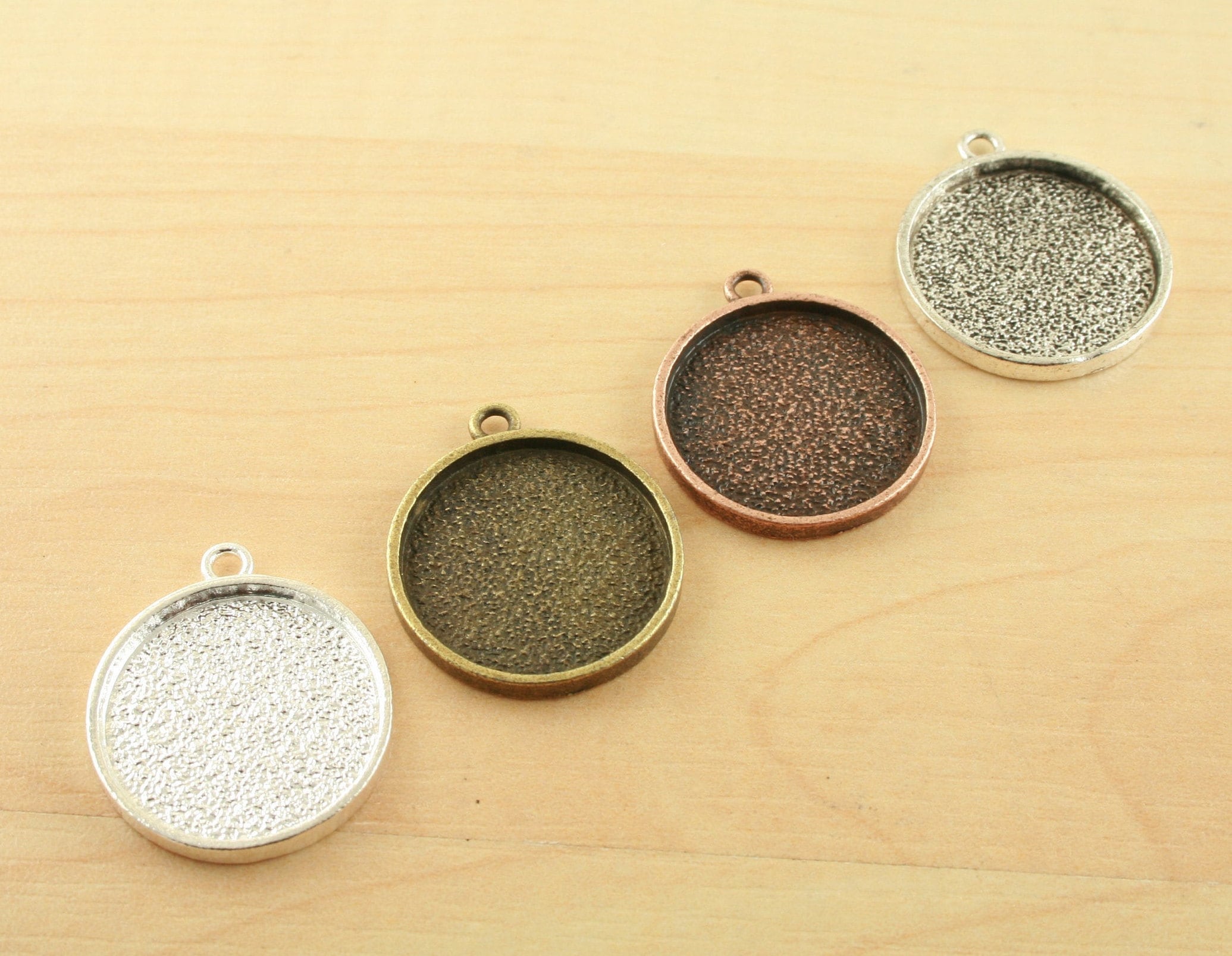 Small Rund Charm 10 Sturdy Small ROUND Charms, TAG Style Pendant Trays -ALLOY. ~20mm ...