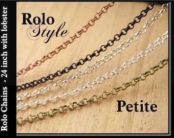 Pode incluir: Quatro correntes rolo de diferentes cores com fechos de lagosta. As correntes medem 61 cm de comprimento e são do estilo "Petite". As correntes são de cobre, preto, prata e ouro.